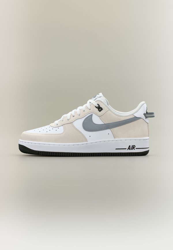 Nike Sportswear AIR FORCE 1 07 LV8 UNISEX - Trainers - white/metallic cool grey/black/cool grey/summit white