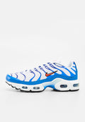 Weißer und blauer Sportschuh mit Luftpolstersohle und kleinem roten und schwarzen Nike-Swoosh an der Seite, dargestellt auf weißem Hintergrund.
