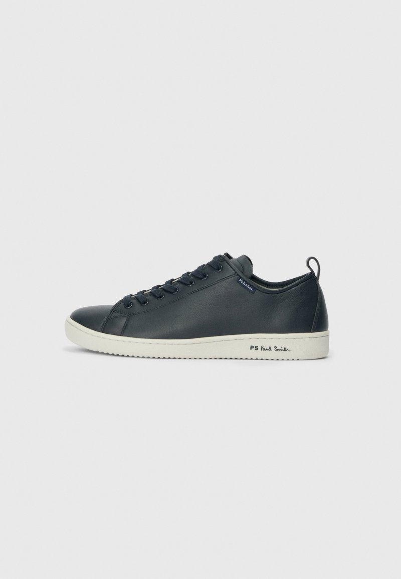 Dunkelnavyfarbene Leder-Sneaker mit glatter Oberfläche, runder Zehenpartie, sechs Ösen-Schnürung und kontrastierender weißer Gummisohle. Mit Branding an der Seite.