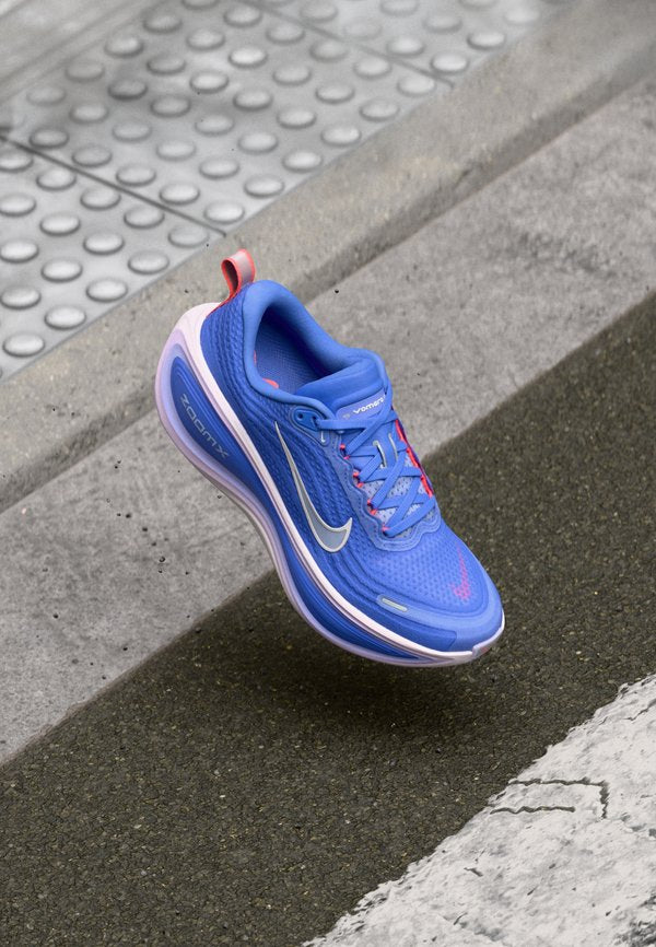 Nike Performance VOMERO PLUS - Road running shoes - sapphire/black/violet mist/light violet/racer blue/hot lava