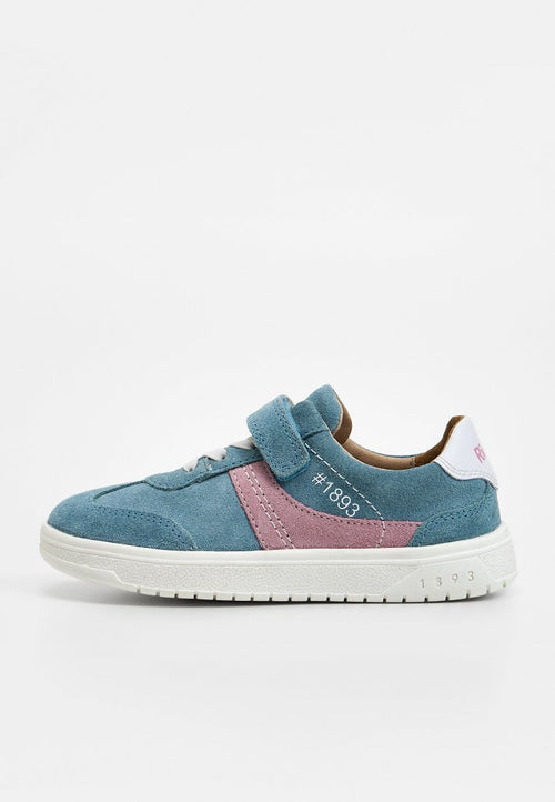 Blauer und pinkfarbener Wildledersneaker mit weißer Sohle, Klettverschluss und Schnürverschluss, mit der Nummer "#1893" an Seite und Sohle versehen.