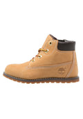 Tanfarbene Wildleder-Ankle-Boots mit braunen Lederelementen, goldenen Ösen und roten Schnürsenkeln. Verfügt über eine strukturierte Gummisohle und gestickte Details.