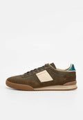 Braune Wildleder-Sneaker mit einem cremefarbenen Einsatz und goldener Markenprägung. Verfügen über einen blauen Akzent an der Ferse und eine profilierte Kautschuksohle.