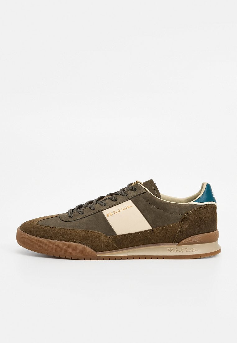 Braune Wildleder-Sneaker mit einem cremefarbenen Einsatz und goldener Markenprägung. Verfügen über einen blauen Akzent an der Ferse und eine profilierte Kautschuksohle.