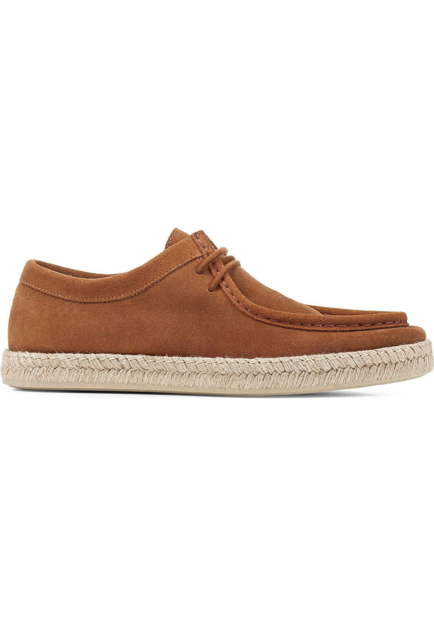 Braune Wildlederschuhe mit runder Zehenpartie, Schnürdesign und einer Sohle aus Jute-Seil. Sie besitzen eine glatte Oberfläche und einfache Nähte.