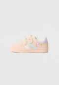 Rosa Sneaker mit zwei Klettverschlüssen, mit einem Einhorn-Design und pastellfarbenen Regenbogenstreifen. Glatte Textur und Gummisohle.