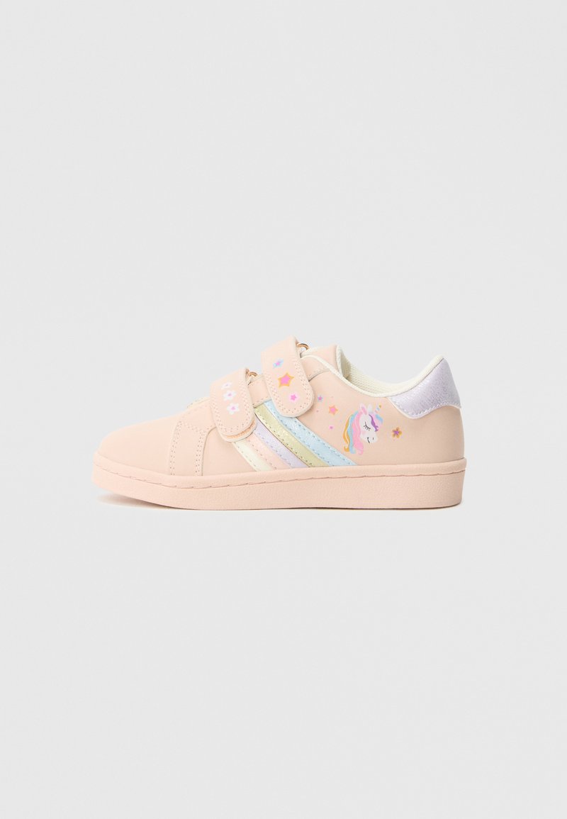 Rosa Sneaker mit zwei Klettverschlüssen, mit einem Einhorn-Design und pastellfarbenen Regenbogenstreifen. Glatte Textur und Gummisohle.