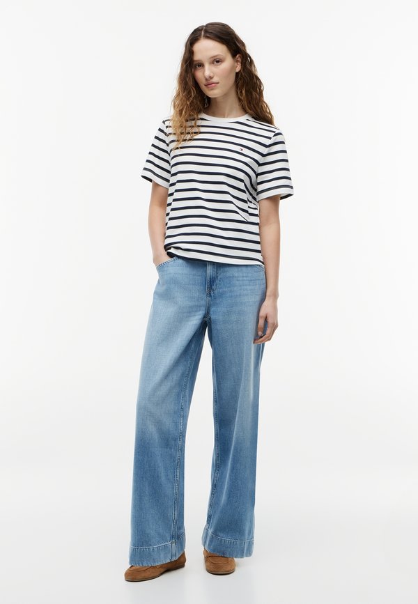 Tommy Hilfiger INTERLOCK BOXY C-NK SS TEE - INTERLOCK ESS - Basic T-shirt - breton ecru/dark night navy