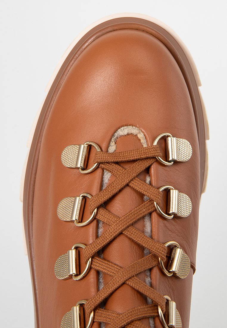Stuart Weitzman NOHO