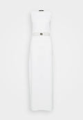 Weißes ärmelloses Maxikleid mit einem zentralen Ausschnitt, verziert mit einem metallischen Gürtel. Glatte Textur, gerade Silhouette.