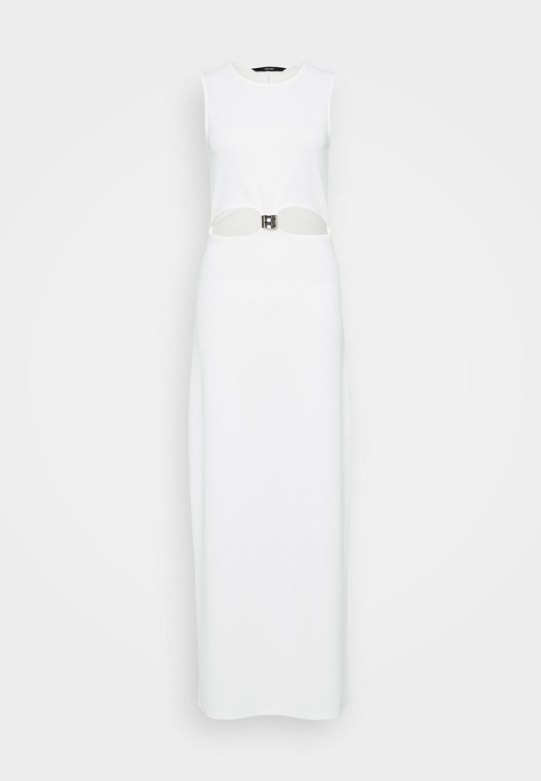 Weißes ärmelloses Maxikleid mit einem zentralen Ausschnitt, verziert mit einem metallischen Gürtel. Glatte Textur, gerade Silhouette.