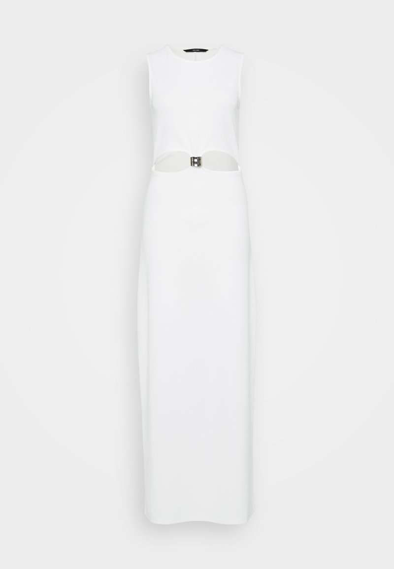 Weißes ärmelloses Maxikleid mit einem zentralen Ausschnitt, verziert mit einem metallischen Gürtel. Glatte Textur, gerade Silhouette.