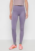 Lavendel Leggings mit hohem Bund, glatter Textur, seitlichen Taschen und schmalem Schnitt, kombiniert mit rosa Sportschuhen und grauen Socken.