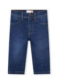 Dunkelblaue Denim-Jeans mit einem Fünf-Taschen-Design, sichtbaren Nahtdetails und einem Knopfverschluss. Gerade geschnitten mit einer glatten Textur.