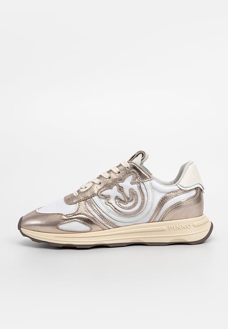 Weiße und metallisch goldene Sneaker mit strukturiertem Design, featuring einem runden Logo, Schnürverschluss und gepolsterter Sohle. Markenname auf der Seite sichtbar.