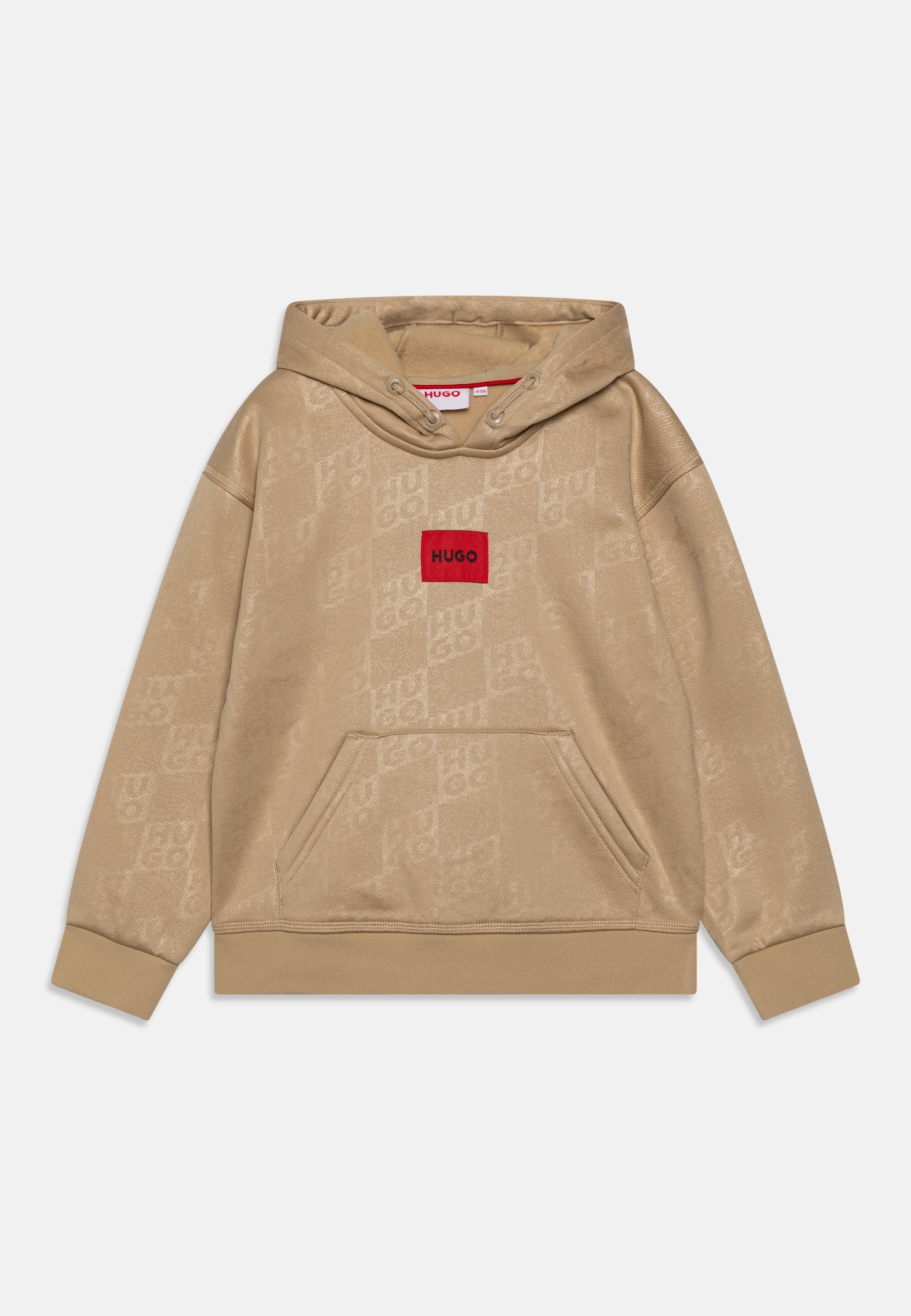 Beige Kapuzenpullover mit weicher Textur, der ein auffälliges rotes rechteckiges Logo-Patch und eine Kängurutasche aufweist. Dezentes, tonales Markenmuster im gesamten Textil.