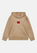 Beige Kapuzenpullover mit weicher Textur, der ein auffälliges rotes rechteckiges Logo-Patch und eine Kängurutasche aufweist. Dezentes, tonales Markenmuster im gesamten Textil.