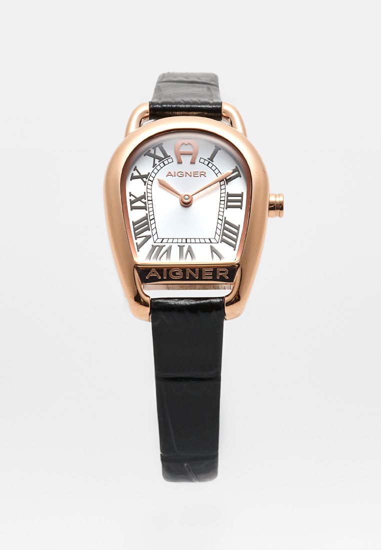 Roségoldene Aigner-Armbanduhr mit schwarzem Lederarmband, weißem Zifferblatt, römischen Ziffern und schwarzen sowie roségoldenen Zeigern, die 1:10 Uhr anzeigen.
