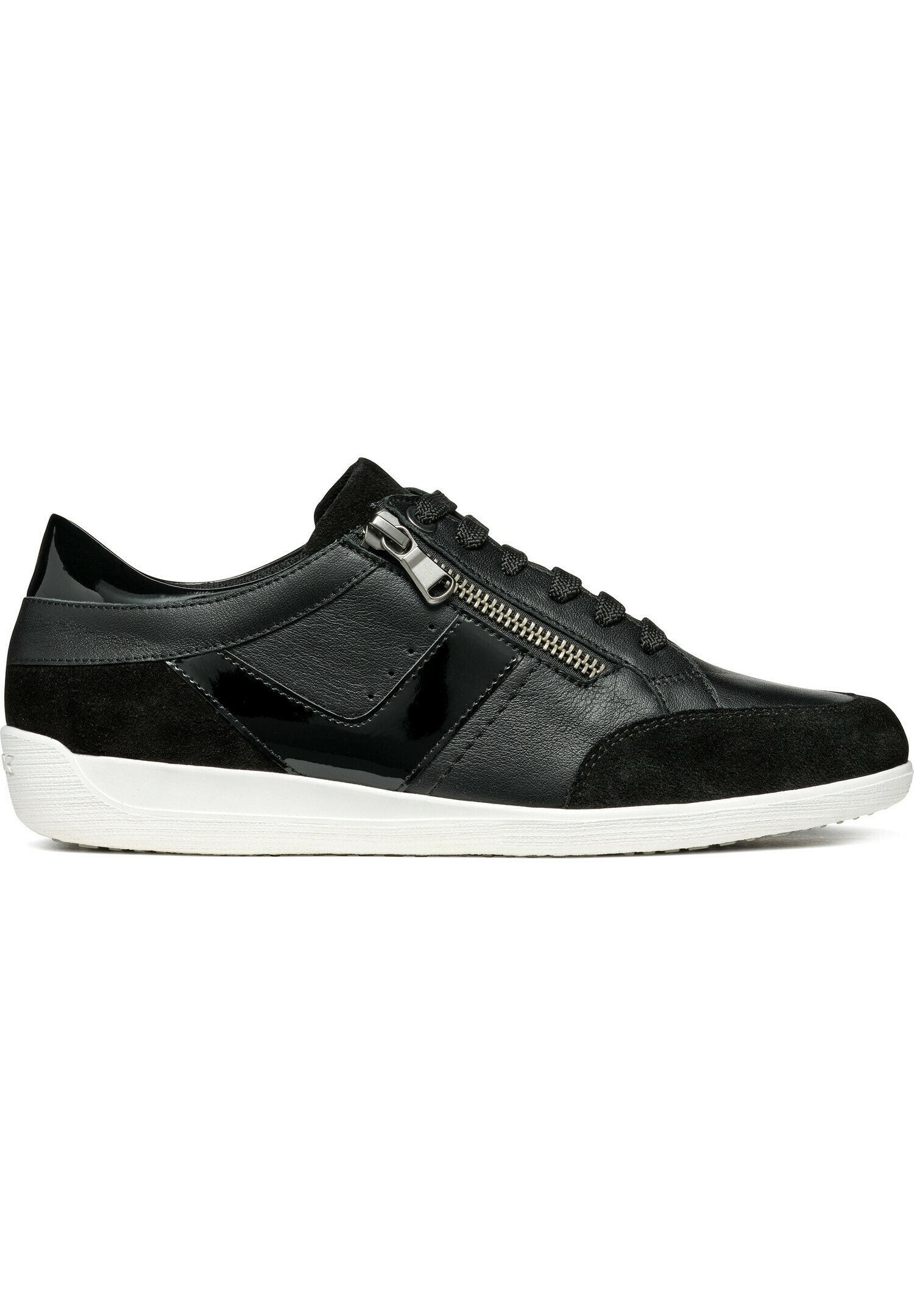 Schwarze Leder- und Wildledersneaker mit seitlichem Reißverschluss, schwarzen Schnürsenkeln, glänzenden Akzenten und weißer Gummisohle.