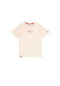 Beiges T-Shirt mit kurzen Ärmeln, kleinem schwarzem Alpha Industries-Logo und Text auf der Brust, rotem Etikett am unteren Saum und schwarzem Etikett am Ärmel.