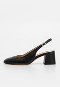 Schwarzer Leder Slingback-Schuh mit spitzer Zehenform, verstellbarem Riemen, goldenen Akzenten und einem stabilen Absatz. Glatte Textur in der gesamten Ausführung.
