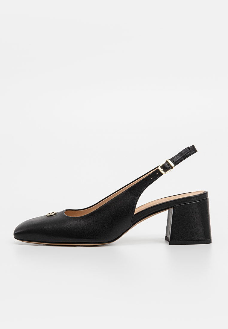 Schwarzer Leder Slingback-Schuh mit spitzer Zehenform, verstellbarem Riemen, goldenen Akzenten und einem stabilen Absatz. Glatte Textur in der gesamten Ausführung.