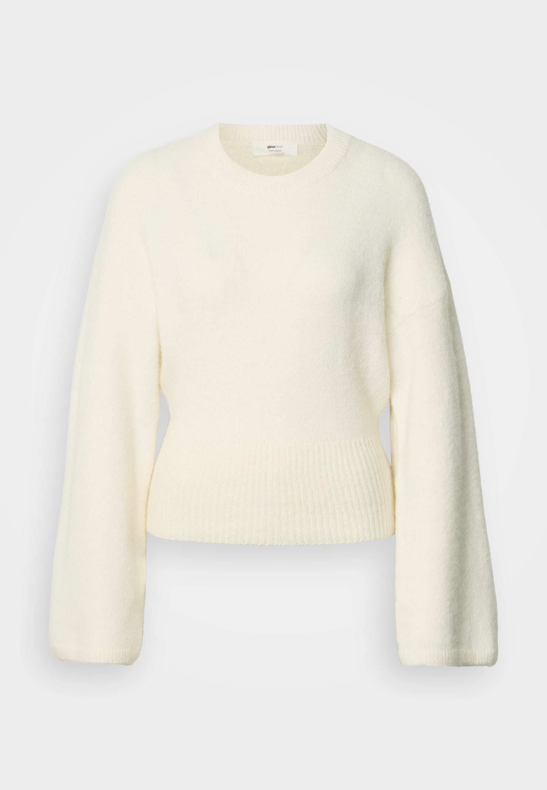 Cremefarbener, langärmeliger Strickpullover mit geripptem Bund und rundem Ausschnitt, dargestellt vor weißem Hintergrund.