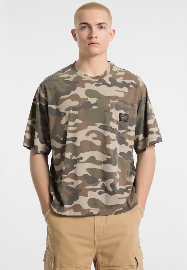 Guess MIT TARNMUSTER - Print T-shirt - camouflage