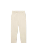 Beige Baumwollhose mit geradem Schnitt, ausgestattet mit einem Bund, Fronttaschen und einem minimalistischen Design. Flache Vorderseite ohne auffällige Muster.