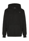 Schwarzer Kapuzenpullover mit Fronttasche, Kordelzug und kleinem gesticktem Logo auf der linken Brust.