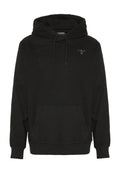Schwarzer Kapuzenpullover mit Fronttasche, Kordelzug und kleinem gesticktem Logo auf der linken Brust.