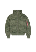 Olivengrüne Bomberjacke mit glänzender Textur, hohem Kragen, Reißverschluss vorne, Seitentaschen und einem roten Aufnäher auf dem linken Ärmel.