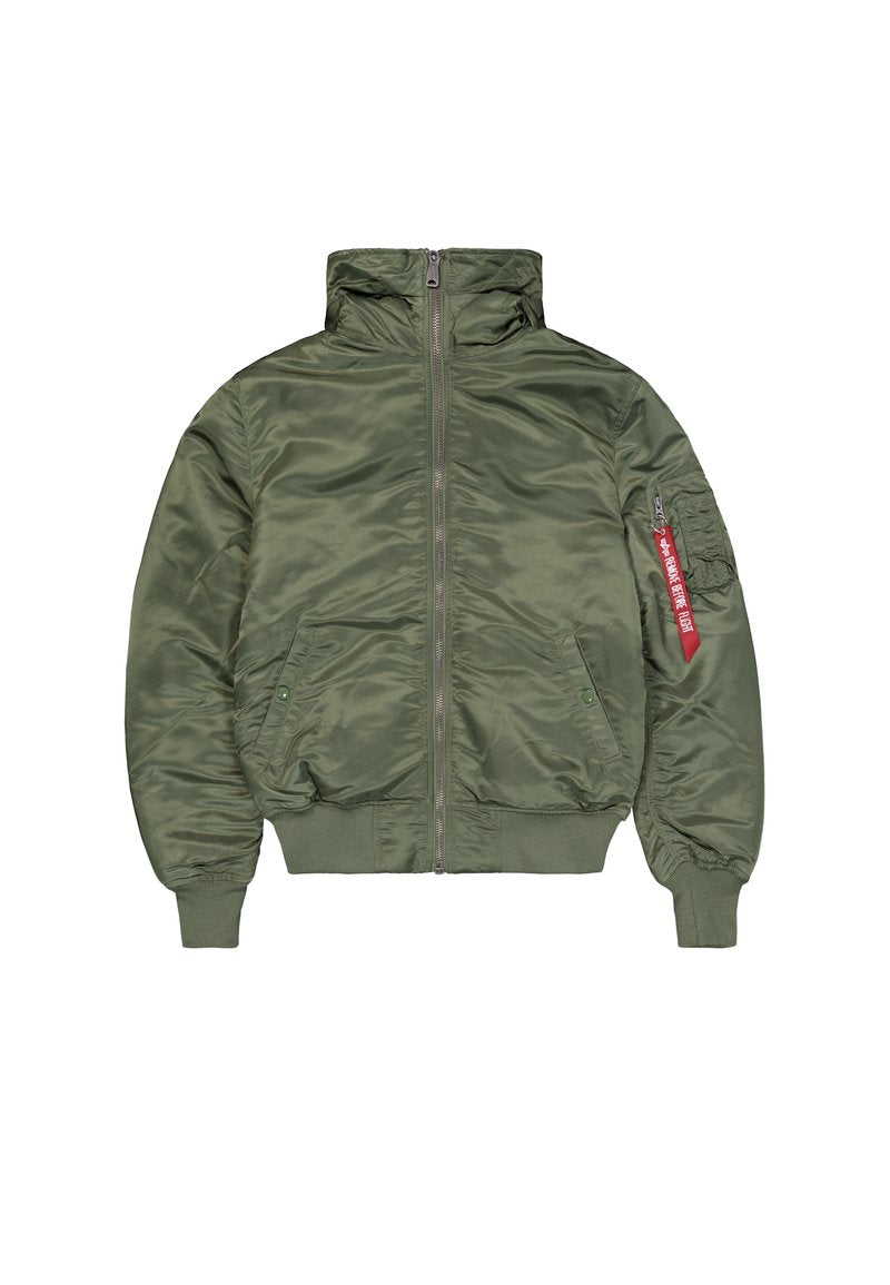 Olivengrüne Bomberjacke mit glänzender Textur, hohem Kragen, Reißverschluss vorne, Seitentaschen und einem roten Aufnäher auf dem linken Ärmel.