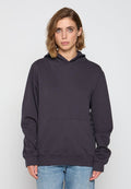Dunkelgrau Kapuzenpullover mit einer Fronttasche, langen Ärmeln und verstellbarem Kordelzug an der Kapuze. Mit einem dezenten Logo an der Seite. Material aus Baumwollmischung.