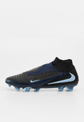 Schwarzer und dunkelblauer Fußballschuh mit hellblauen Nike-Swooshes, strukturierter Oberseite, sockenähnlichem Knöchelkragen und blauer genoppter Sohle.