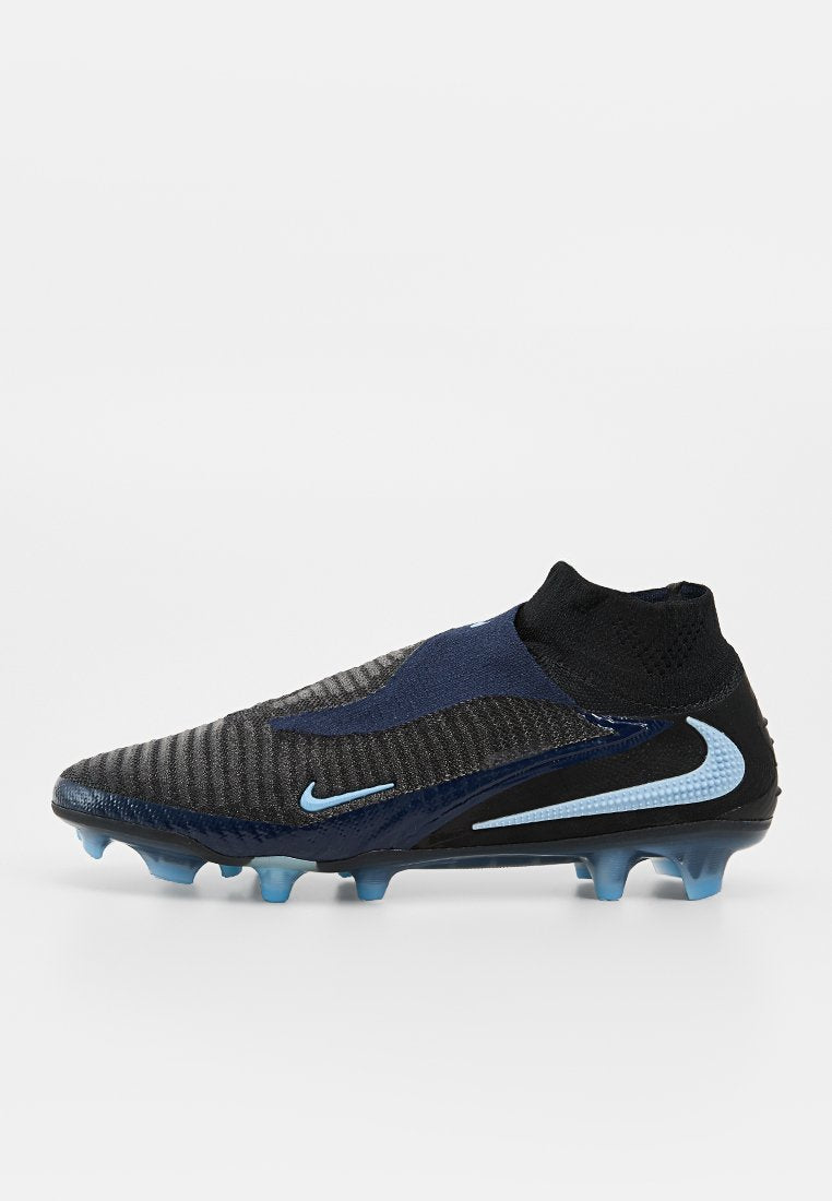 Schwarzer und dunkelblauer Fußballschuh mit hellblauen Nike-Swooshes, strukturierter Oberseite, sockenähnlichem Knöchelkragen und blauer genoppter Sohle.