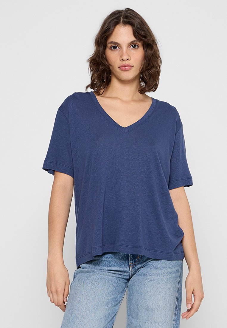 Marineblaue V-Ausschnitt-T-Shirt, lockere Passform, kurze Ärmel, aus weichem Stoff, mit leicht strukturierter Oberfläche und lässigem Design.