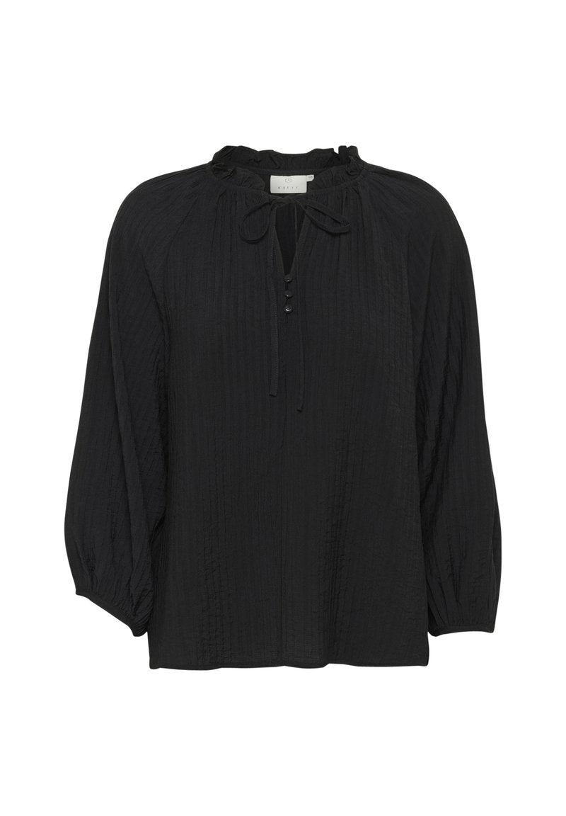 Schwarze Bluse aus strukturiertem, geknittertem Stoff. Sie hat einen gerafften Ausschnitt, eine Bindeschließe und Dreiviertelärmel mit elastischen Bündchen.