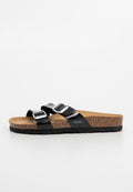 Schwarze Slide-Sandalen mit zwei verstellbaren Riemen, reflektierenden silbernen Schnallen, Korkfußbett und strukturiertem schwarzen Außensohlen.