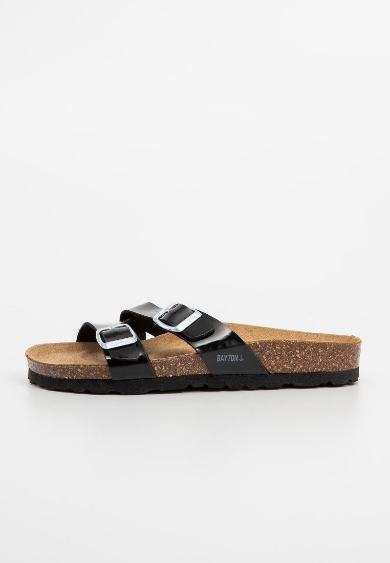 Schwarze Slide-Sandalen mit zwei verstellbaren Riemen, reflektierenden silbernen Schnallen, Korkfußbett und strukturiertem schwarzen Außensohlen.