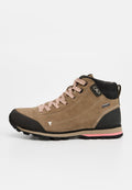 Braune Wildleder-Wanderschuhe mit schwarzer Gummikappe, pinken Schnürsenkeln und einem wasserdichten Etikett. Mittelhohes Design mit strukturierten Akzenten.