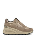 Beige Wildleder- und metallische Sneakers mit einer gepolsterten Zwischensohle, runder Zehenpartie und Schnürdesign. Verfügt über strukturierte Akzente und eine Gummisohle.