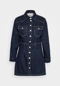 Dunkelblaues Denim-Shirtkleid mit langen Ärmeln, spitzem Kragen, zwei Brusttaschen und silbernen Druckknöpfen vorne. Mit sichtbaren Nähten.