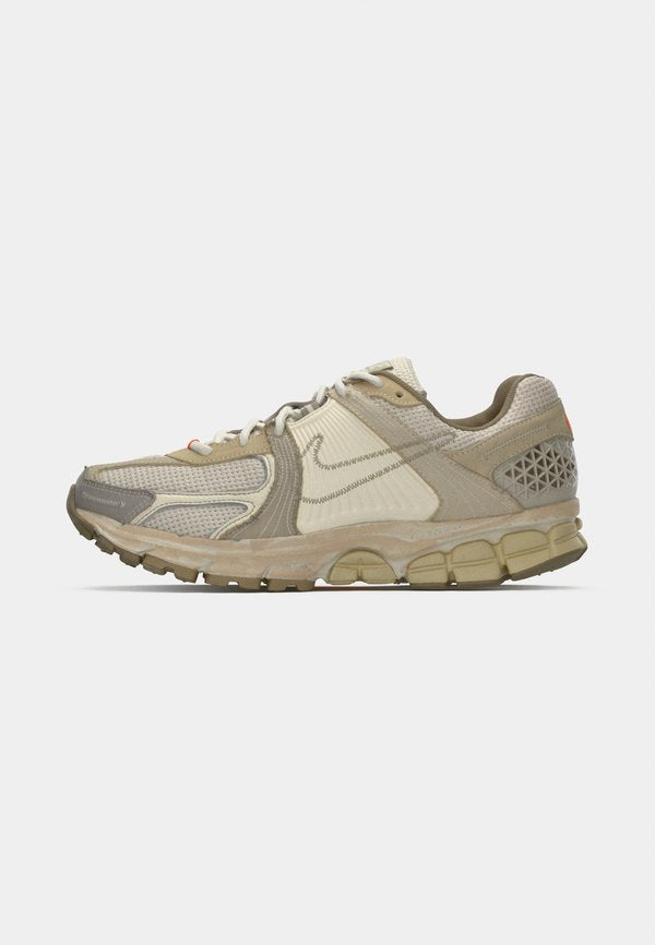 Nike Sportswear ZOOM VOMERO 5 NA18 UNISEX - Trainers - light orewood brown/khaki/pale ivory/college grey/safety orange/team gold