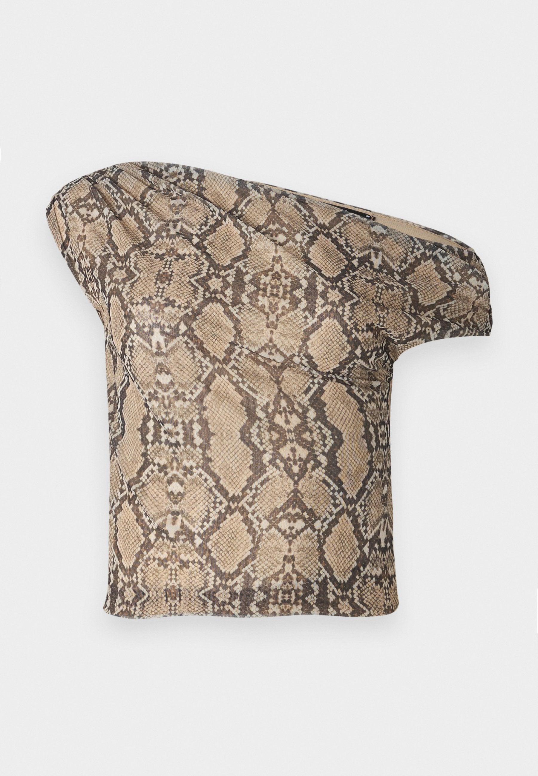 Texturiertes, beige-braunes Stoffstück im Schlangenhautmuster mit asymmetrischer Form, entworfen für einen einzigartigen, modernen Look.