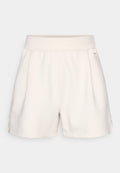 Off-white, hoch taillierte Shorts aus weichem Stoff mit breitem Bund und kleinen seitlichen Schlitzen am Saum jeder Beinseite.