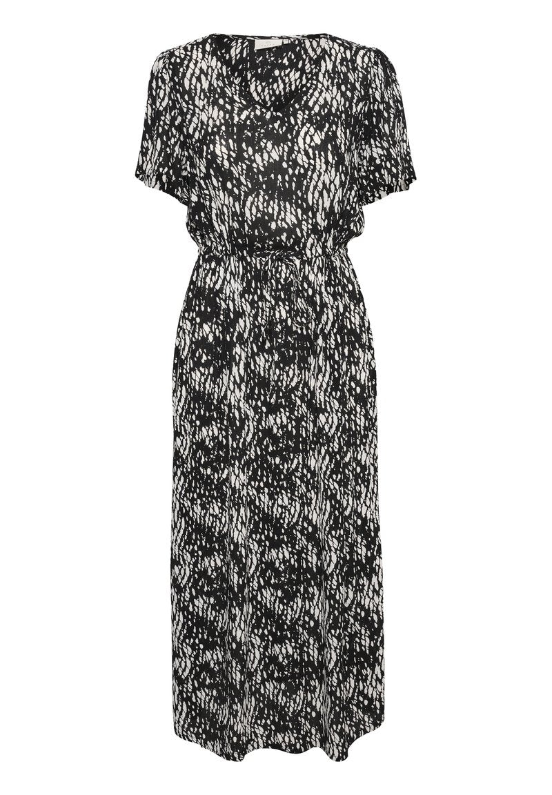 Schwarzes und weißes gemustertes Kleid mit kurzen Ärmeln, rundem Ausschnitt, taillierter Taille und fließendem Design. Leichter Stoff mit strukturiertem Aussehen.