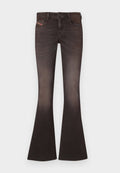 Schwarze Jeans mit Schlag und einem Farbverlauf, ausgestattet mit einem klassischen Fünf-Taschen-Design und einem Knopfverschluss. Glatte Textur mit minimalen Details.