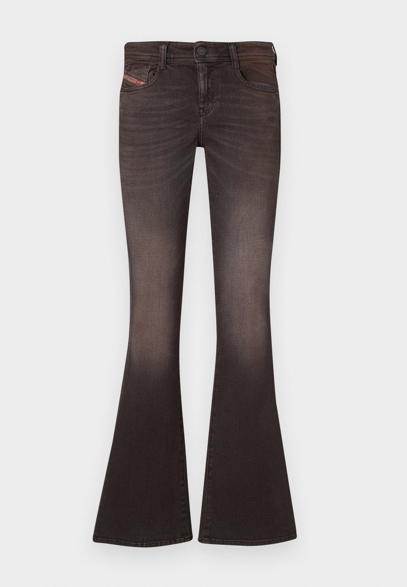 Schwarze Jeans mit Schlag und einem Farbverlauf, ausgestattet mit einem klassischen Fünf-Taschen-Design und einem Knopfverschluss. Glatte Textur mit minimalen Details.