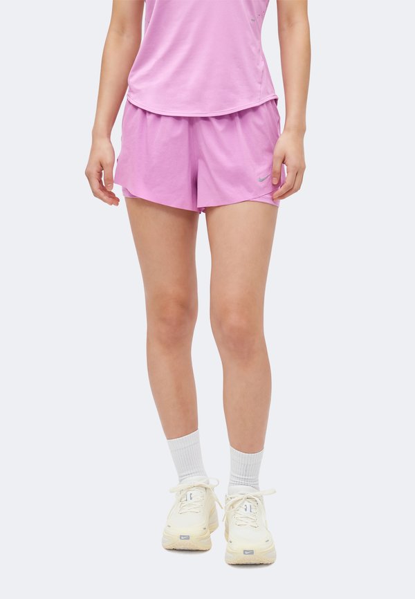 Nike Performance SWIFT - 2-in-1 shorts - light magenta